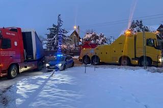 Kolejny atak zimy na krakowskich drogach. Ciężarówka wylądowała w rowie
