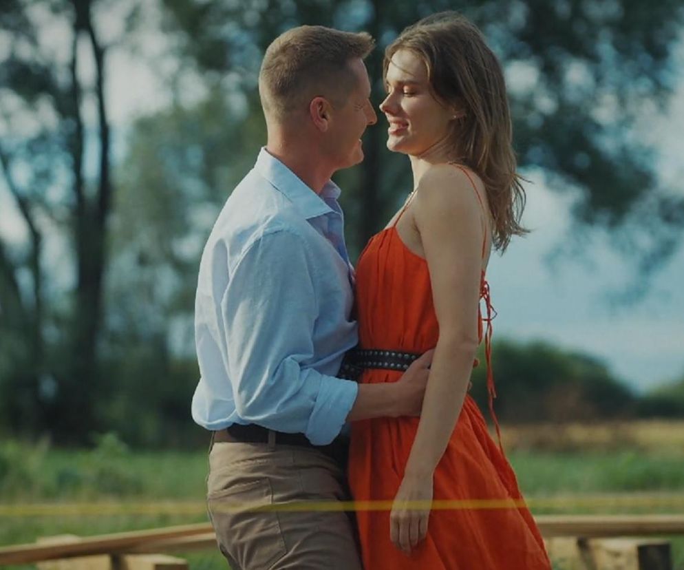 Aktorzy Rafał Mroczek jako Paweł i Dominika Kachlik jako Franka przytulają się i uśmiechają na zewnątrz, mając nadzieję na budowę własnego domu. Niestety, w jubileuszowym odcinku M jak miłość zostaną okradzeni, o czym przeczytasz na Super Seriale.