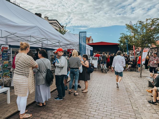Łeba stolicą wakacyjnego czytania! „Lato z Książką 2025” już 1–3 sierpnia