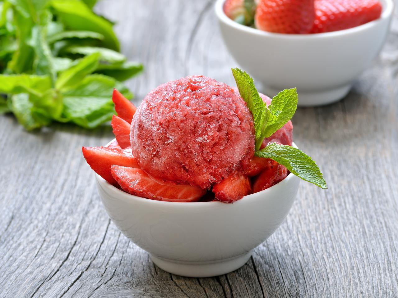 Orzeźwiający sorbet truskawkowy z likierem pomarańczowym [przepis+WIDEO]
