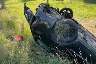 Dachował fordem na DK 81 w Orzeszu! Auto wypadło z jezdni 