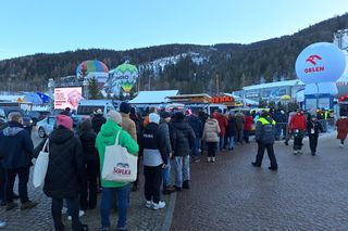 Tłumy kibiców w Zakopanem. Biało-czerwono pod Tatrami 