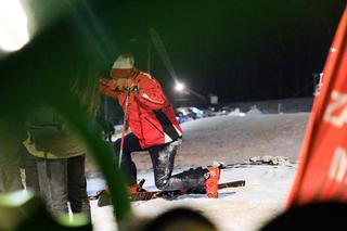 Minister Wójcik na nartach w biało-czerwonych barwach. Ależ wywrotka