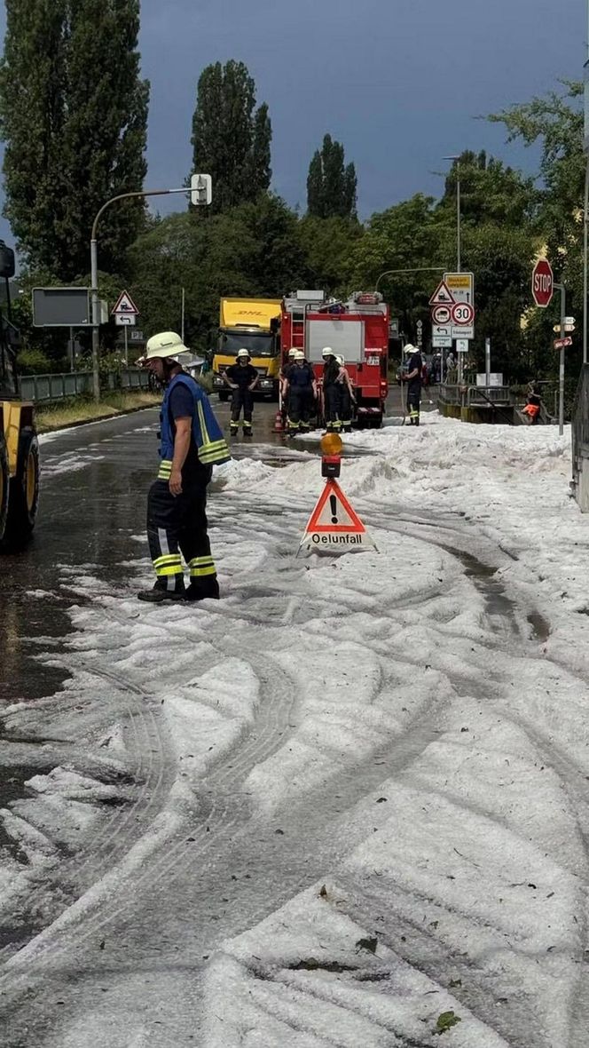Szokująca anomalia w Niemczech! Grad zasypał miasto, ulice białe