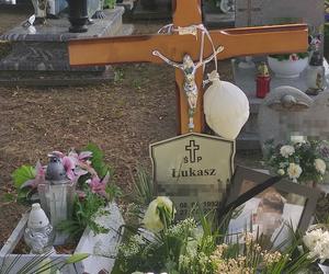 Łukasz zginął wjeżdżając pod pociąg i został pochowany razem ze swoim bratem, który zmarł zaraz po porodzie