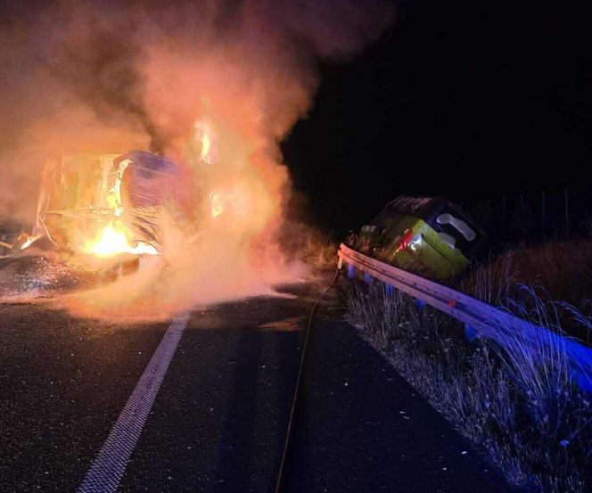 Poważny wypadek na S7. Ciężarówka zderzyła się z autobusem. Są poszkodowani