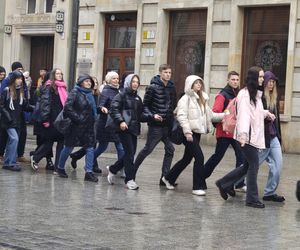 Polonez dla Fredry 2025 we Wrocławiu. Maturzyści zatańczyli na Rynku [ZDJĘCIA]