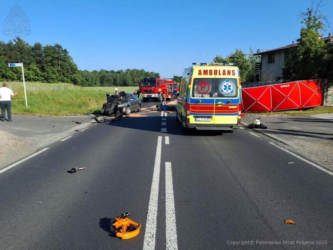 Śmiertelny wypadek pod Radomskiem. Osobówka zderzyła się z motocyklistami [ZDJĘCIA]