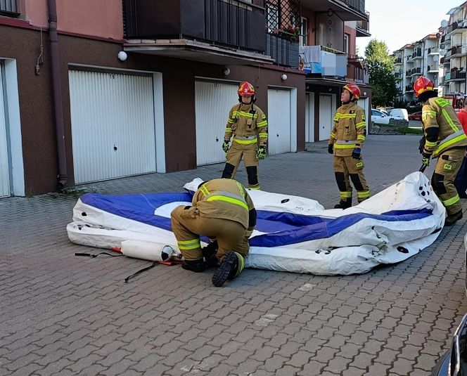 Niewiarygodne! 22-latek skoczył z drugiego piętra i uciekł do mieszkania. Co się stało w Siedlcach?