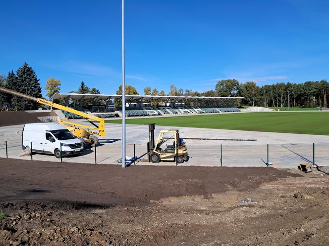 Budowa stadionu w Starachowicach. Na murawie już zielono