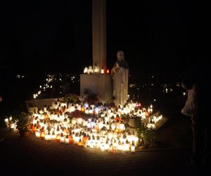 Tak wyglądał dzień Wszystkich Świętych po zmroku! Zaglądamy na cmentarz na bydgoskich Bielawach