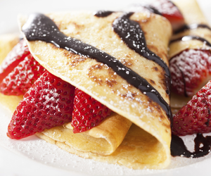 Naleśniki z truskawkami i serkiem waniliowym