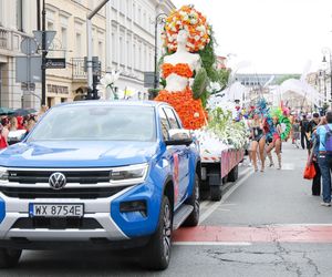 Parada Syrenki 2025 przeszła ulicami Warszawy. Na trasie 20 barwnych platform