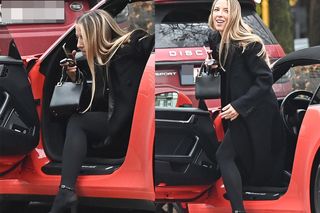 Ewa Chodakowska prowadzi porsche w NIEBOTYCZNYCH obcasach! Czy to aby bezpiecznie?