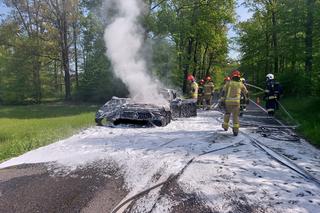 Dwa auta doszczętnie spłonęły. Jedno przed kościołem