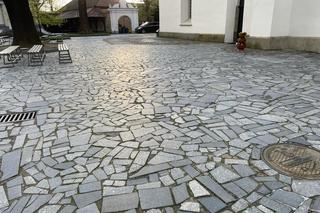 Plac Kolegiacki do remontu