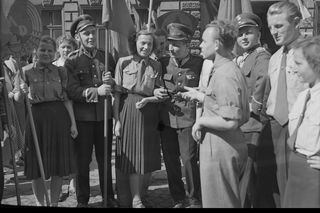 QUIZ PRL. Pochody 1-majowe: spontaniczne, czy obowiązkowe? Komplet punktów tylko dla znawców PRL-u