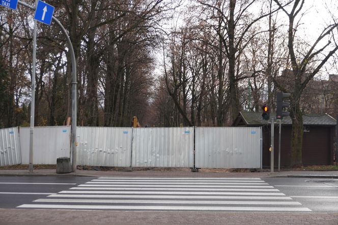 Główne wejście do Parku Planty zagrodzone