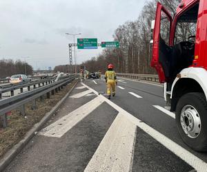 Wypadek na A4. 19-letni kierowca peugeota uderzył w bariery energochłonne