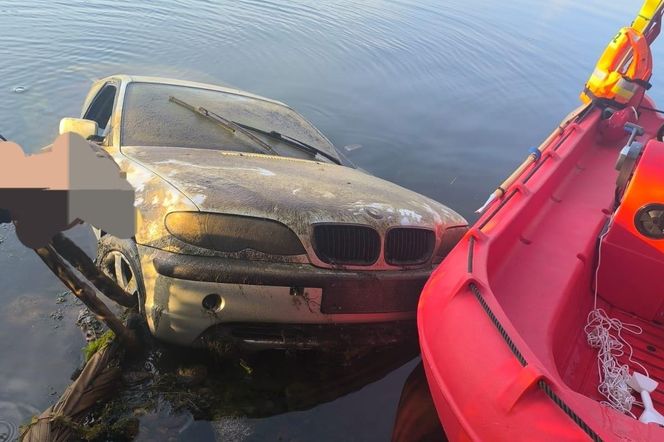 Auto w jeziorze Lednickim