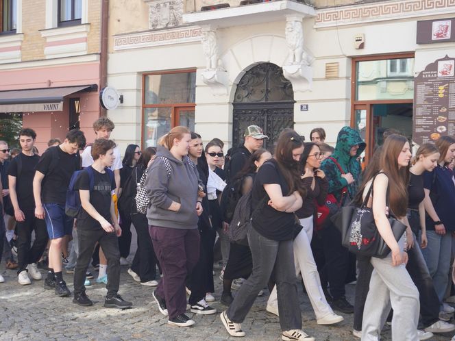 Ulicami Tarnowa przeszedł marsz przeciw przemocy. To reakcja na tragiczną śmierć 16-letniego Szymona 