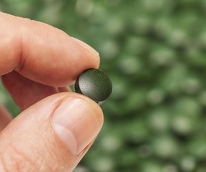 Najlepszy detoks w proszku. Jak naprawdę działa zielony, modny suplement