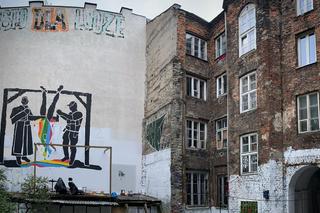 Szokujący mural w Warszawie. Ksiądz, policjant i osoba LGBT+ na szubienicy [ZDJĘCIA]