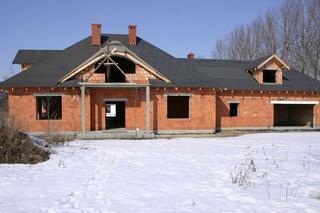 Co ci grozi, jeżeli zimą przerwiesz budowę domu na tych etapach?