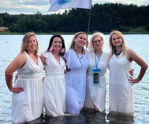 Wyjątkowe „Morsowe Wianki” ekipy Mors Może Więcej nad zalewem w Wąchocku. Było magicznie