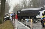 Masowy wypadek pod Warszawą! Zderzenie trzech aut z wojskową ciężarówką. Jedna osoba nie żyje