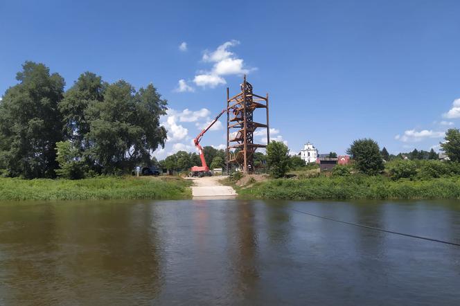 Widok na rzekę Bug, rozciągający się z promu w Bużyskach. W tle widać powstającą po drugiej stronie rzeki wieżę widokową