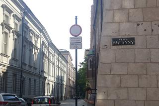 Na wjeździe w ulicę Jagiellońską od św. Anny ponownie stoi taka tabliczka