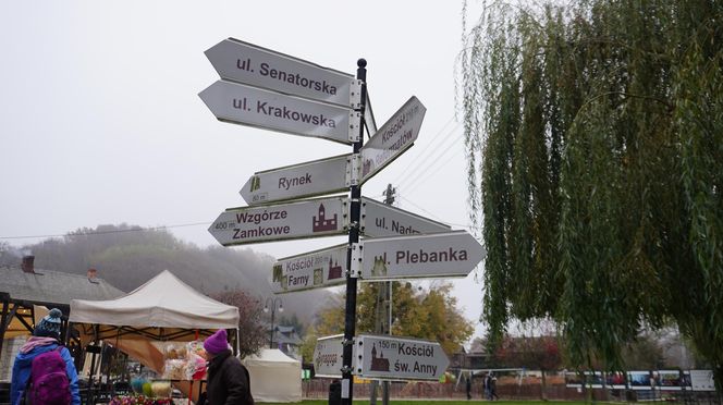 Mglisty Kazimierz Dolny w obiektywie. Miasteczko nad Wisłą przyciąga turystów nawet późną jesienią