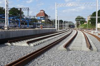 Tak zmienia się stacja PKP Olsztyn Główny. Rośnie konstrukcja nowego peronu, przybywa nowych torów [ZDJĘCIA]