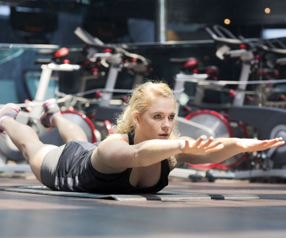 Ćwiczenia na leżąco mają przede wszystkim działanie wzmacniające mięśnie i stabilizujące sylwetkę.