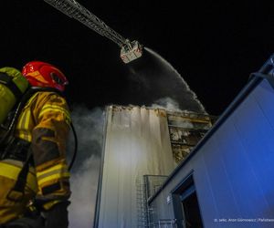  Kawle. Pożar zakładu przetwórstwa drobiowego. 120 strażaków walczy z żywiołem w czwartek, 14 sierpnia. Jeden z nich zaginął [ZDJĘCIA]
