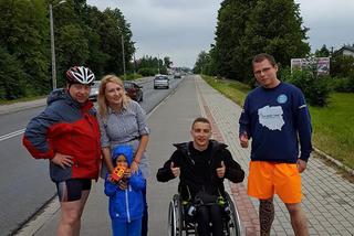 Adrian Beściak z Rzeszowa objedzie Polskę na wózku. Chce pomóc chorej Karolince [START]