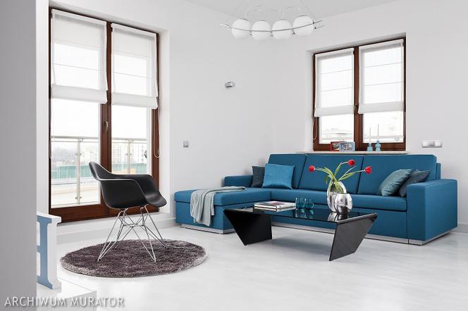 Minimalistyczna aranżacja salonu z kolorową sofą