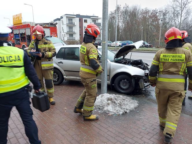 Kierowca osobówki ściął latarnię na Piłsudskiego w Starachowicach