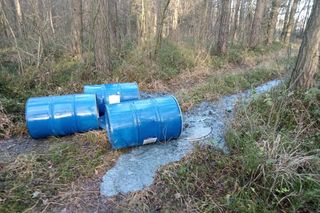 W okolicach Piotrkowa i Tuszyna znaleziono porzucone beczki