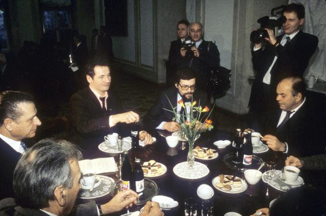 Podstoliki, czyli rozmowy w okrojonym składzie. Od lewej siedzą: Czesław Kiszczak, Zbigniew Bujak, NN, Jacek Kuroń