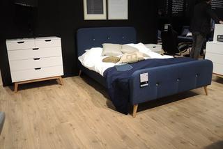 Niebieskie łóżko