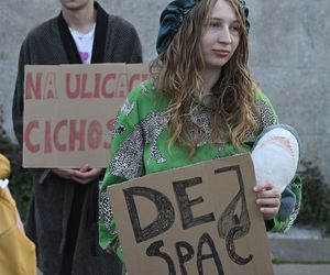 Przeszli przez Warszawę w piżamach i kapciach. Krzyczeli Chcemy spać!