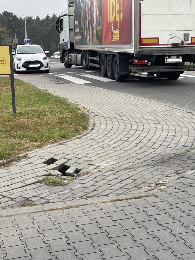 Zapadający się chodnik w Toruniu. Zdjęcia mówią wszystko