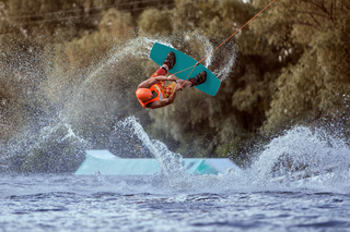 Wakacyjne sporty wodne: zobacz czym różnią się flyboard, wakeboarding i windsurfing