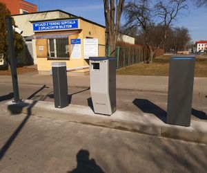 Zmiany na parkingu przy Szpitalu im. Edwarda Szczeklika w Tarnowie. Przy wjeździe stanął biletomat