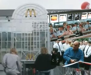 Tak wyglądał pierwszy McDonald's w Polsce. Jego otwarcie to było wielkie wydarzenie