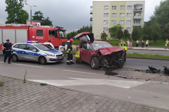 Groźny wypadek w Sosnowcu. Tesla zderzyła się z dostawczakiem. Buspas zablokowany