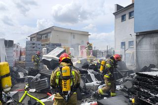 Pożar w składzie budowlanym w Tarnowie. Na miejscu pracuje ponad 40 strażaków