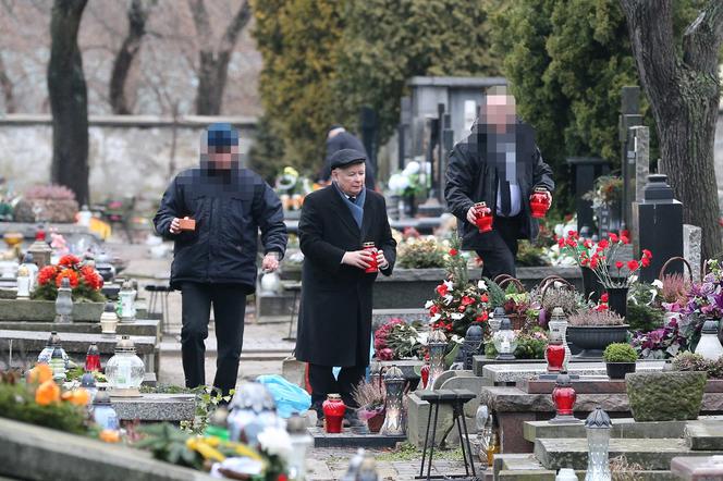 Prezes zawiózł choinkę na grób mamy